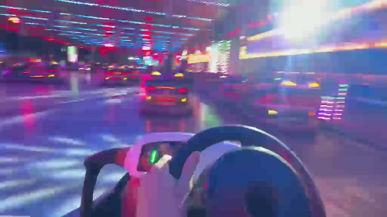 Coches de choque en marcha dentro de la pista