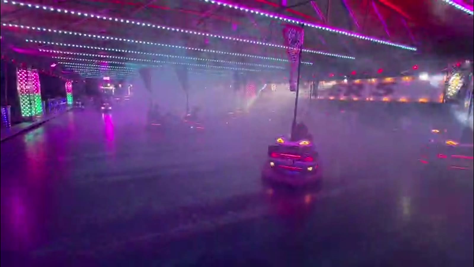 Pista de coches de choque iluminada, con humo y luces LED