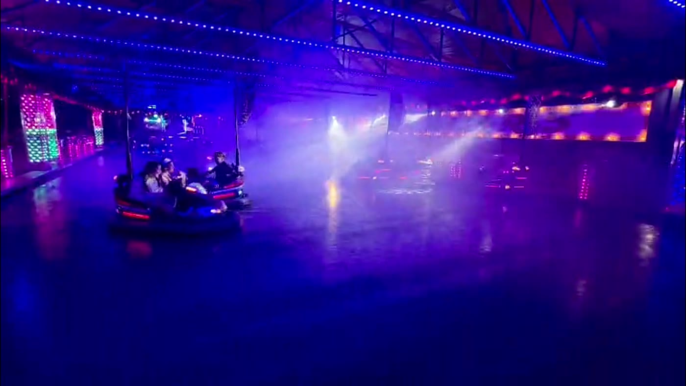 Pista de coches de choque de noche